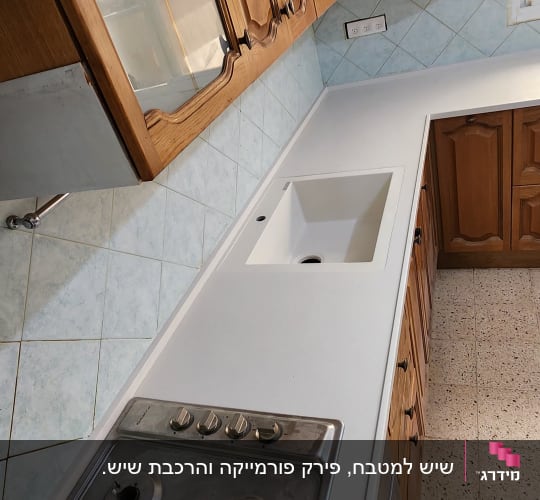 שיש לבן במטבח עם כיור וכיריים